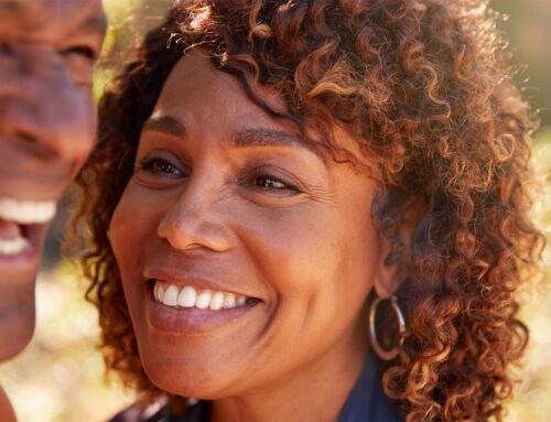 Falta um dente: implante ou ponte? Qual a melhor opção?