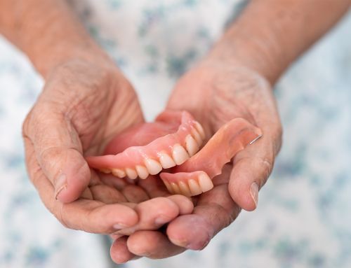 A tua prótese móvel está a piorar o osso? 5 sinais que muita gente ignora