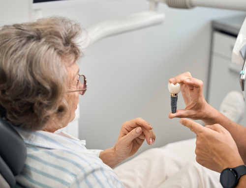 Idade avançada e implantes: existe um limite de idade para voltar a sorrir?