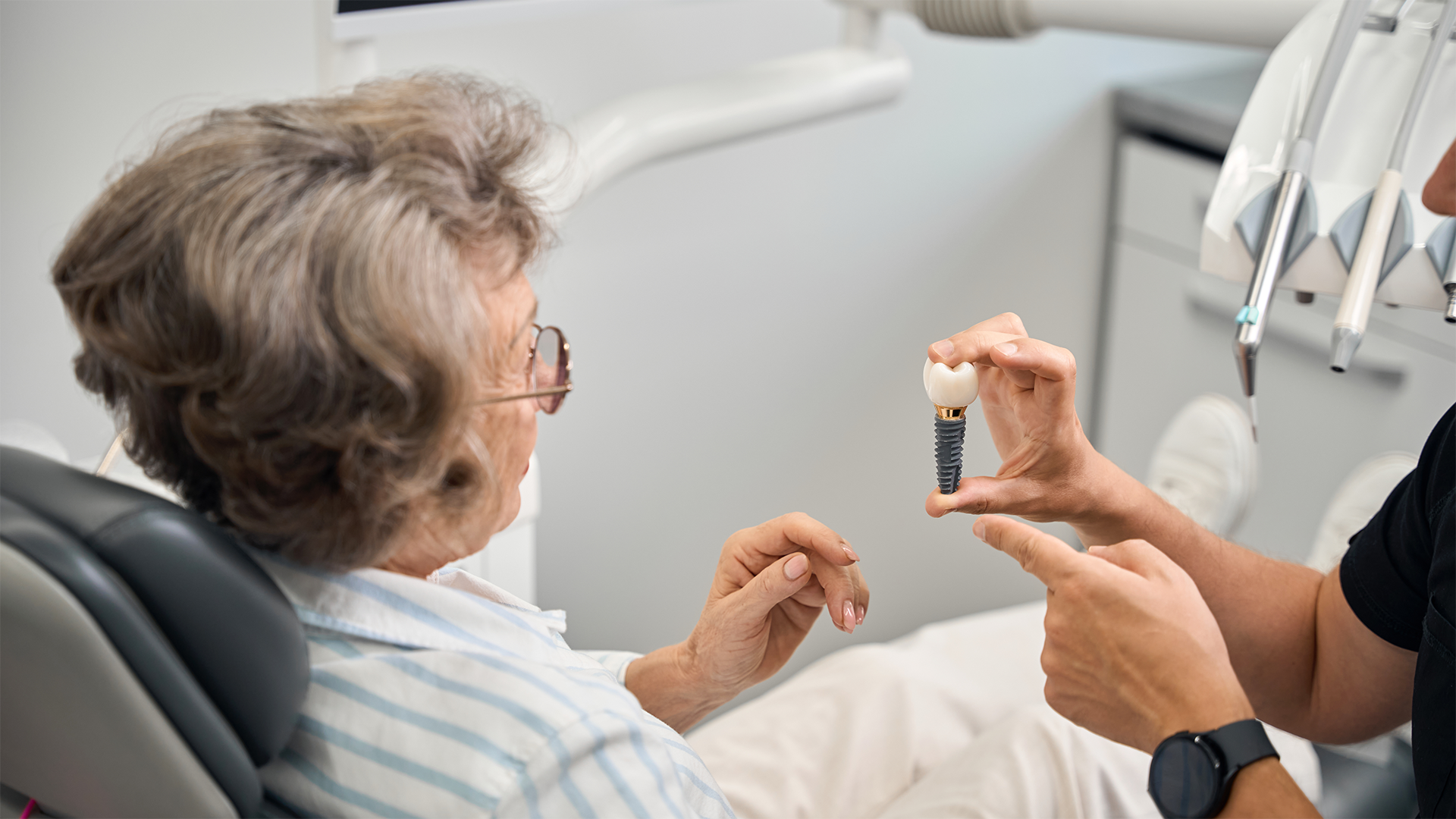 idade avançada e implantes existe um limite de idade para voltar a sorrir?