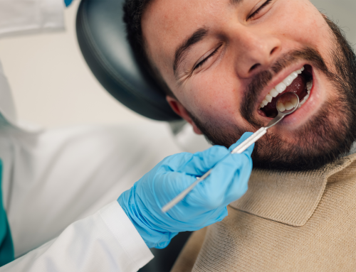 Coroas dentárias antigas com linha escura junto à gengiva: o que mudou na medicina dentária?