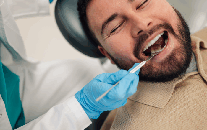 coroas antigas com linha escura junto à gengiva1