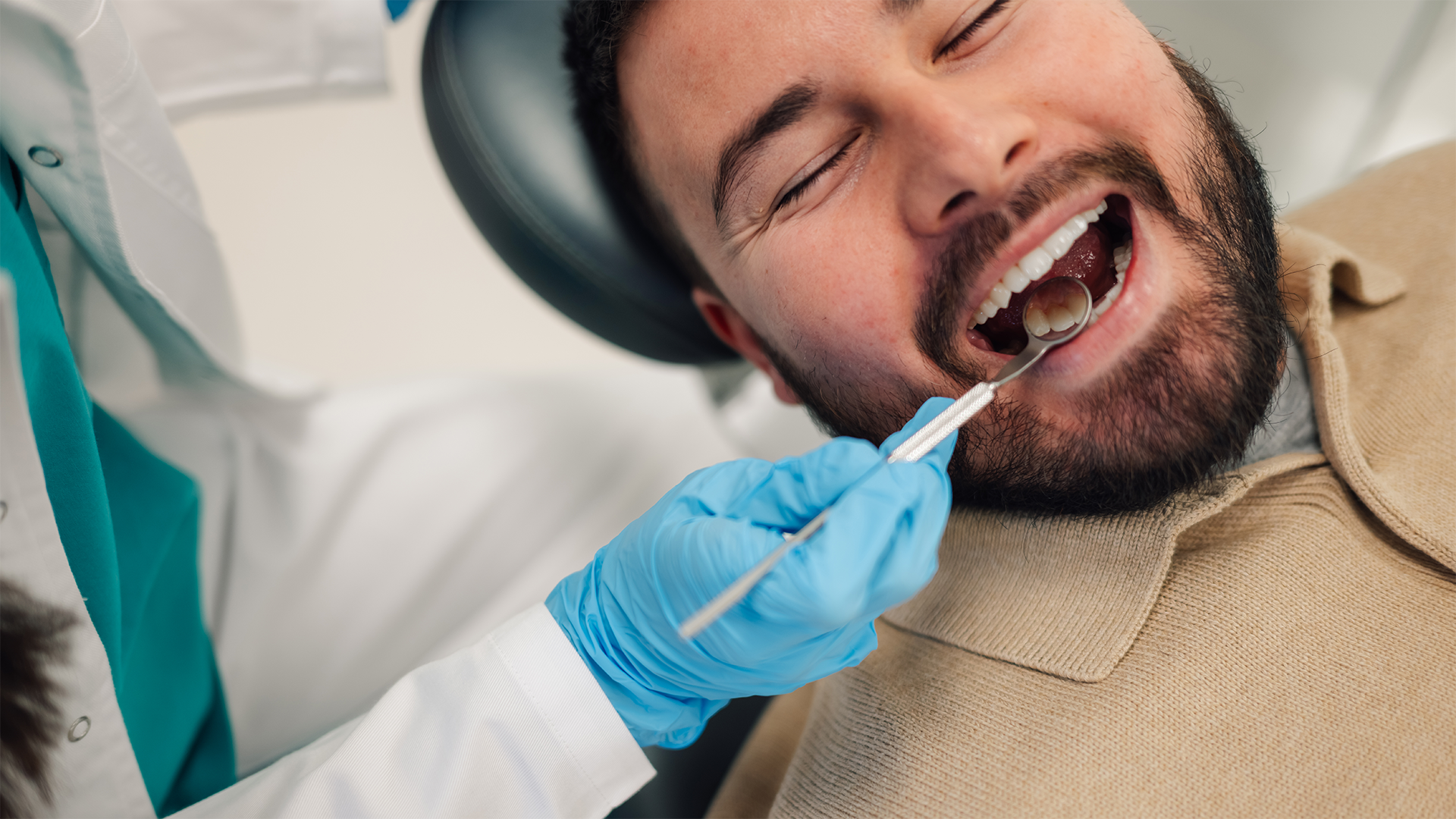 coroas antigas com linha escura junto à gengiva1 coroas antigas com linha escura junto à gengiva1