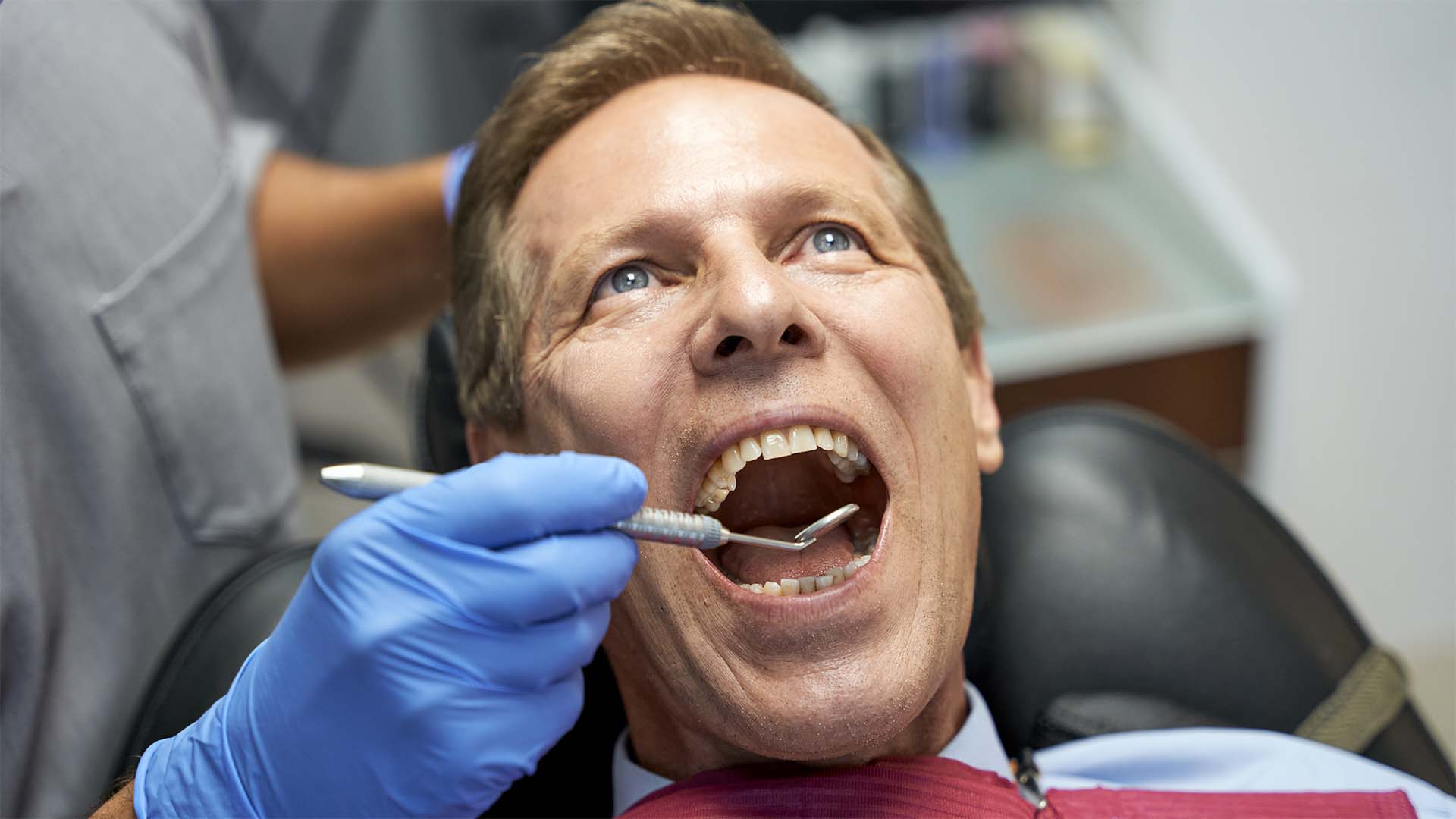 um dente escureceu sozinho. o que pode estar a acontecer